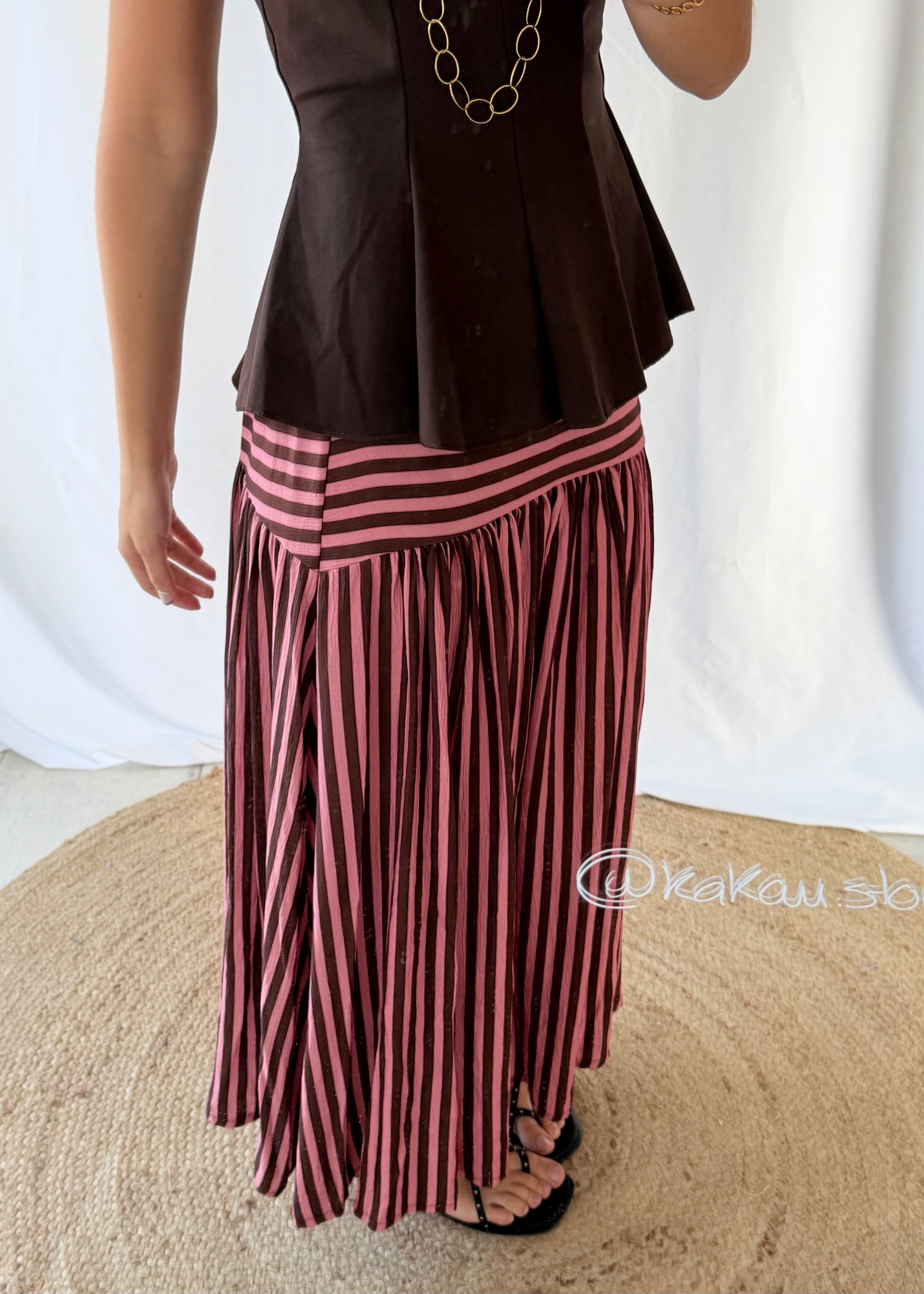 Saia com riscas, tamanho único, nas cores: Preto e Branco, Laranja e Bordô, Amarelo e Verde, Rosa e Castanho, estilo: casual e diferenciador, detalhes: padrão às riscas 