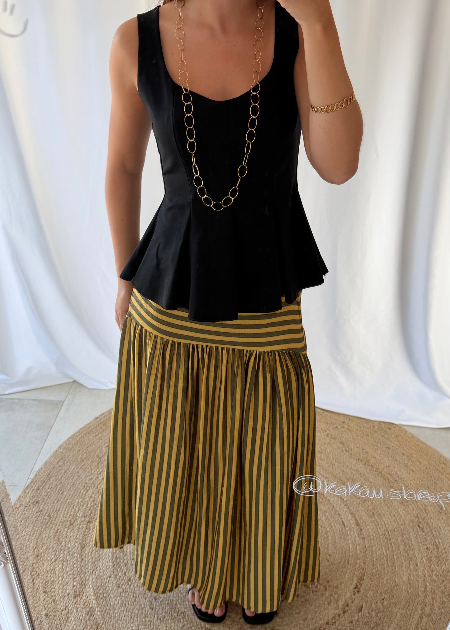 Saia com riscas, tamanho único, nas cores: Preto e Branco, Laranja e Bordô, Amarelo e Verde, Rosa e Castanho, estilo: casual e diferenciador, detalhes: padrão às riscas 